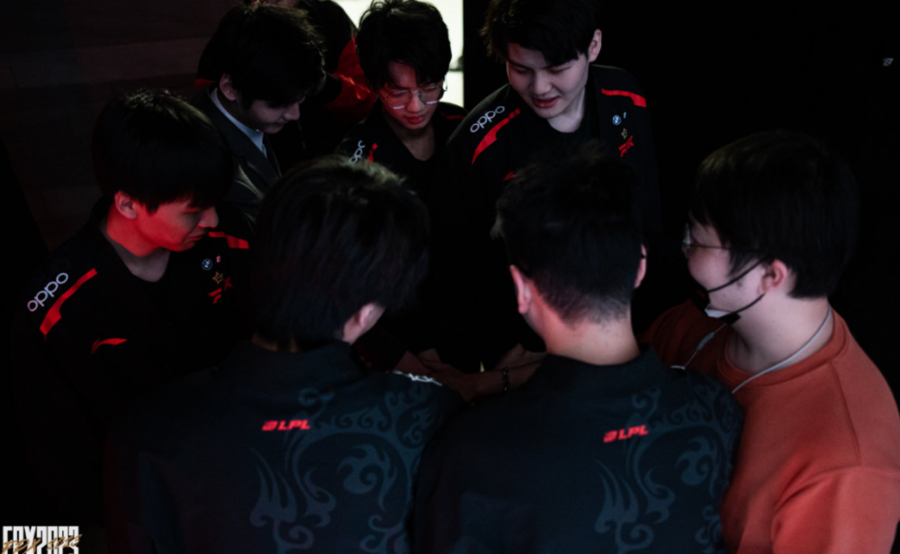 与之相对 与之相对